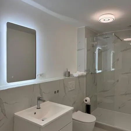 Gemuetliches Apartment, Nur 5 Min Ins Zentrum דירה *